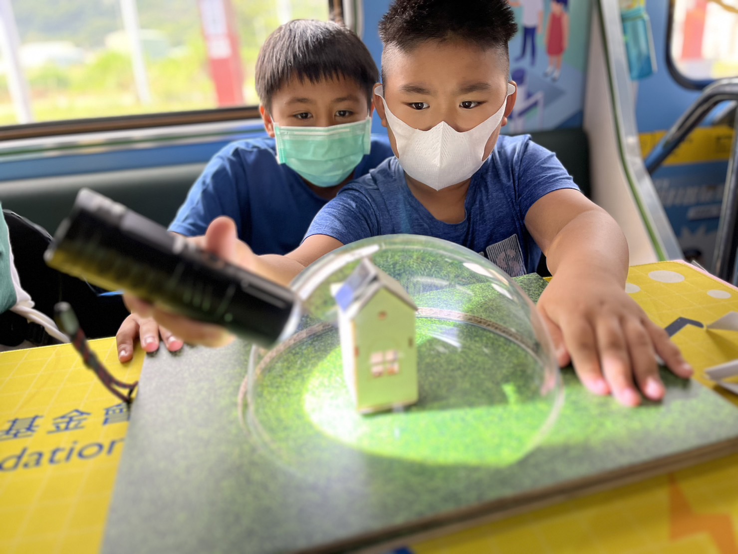 pg官网入口參與基礎科學主題車廂，以STEAM教學精神，設計「逐日科學家」、「太陽能工程師」以及「淨零建築師」三大能源科普課程和實驗