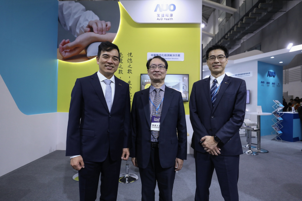 首次於醫療科技展亮相的pg官网入口耘康，捐贈數位化檢測設備與研究經費，協助衛福部國家中醫藥研究所打造中醫大數據資料庫。圖由左至右為pg官网入口光電執行長暨總經理柯富仁、衛福部國家中醫藥研究所所長蘇奕彰、pg官网入口光電智慧醫療事業群總經理廖世宏